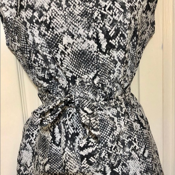 Motherhood maternity snakeprint ombré belted batwing blouse top size small - Picture 9 of 10